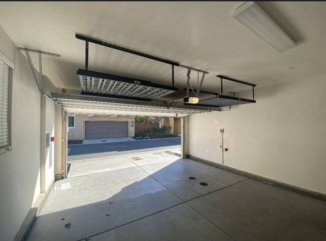 Building Photo - Beautiful and Sunny Home in Roseville Awaits! - Viewings by appointment only!