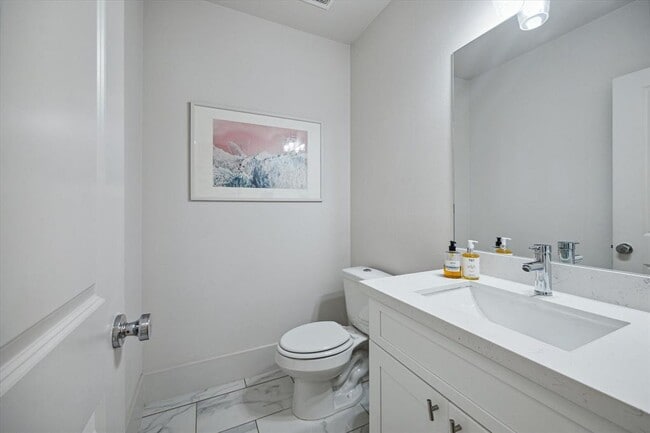 Building Photo - 1222 W 21st St