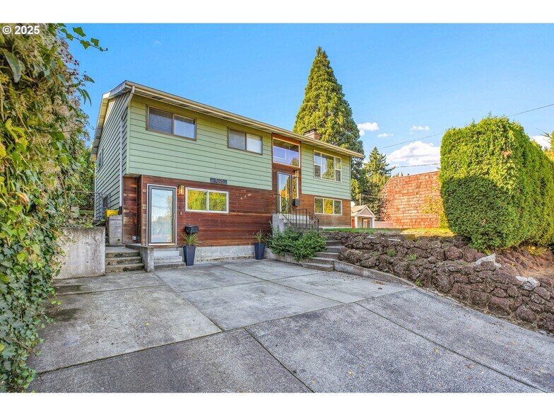 Building Photo - 8325 SW Terwilliger Blvd