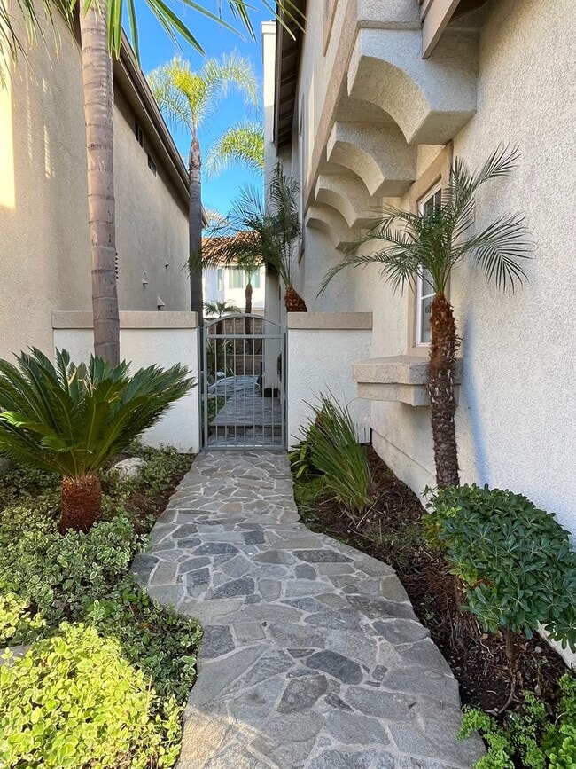 Building Photo - LOVELY 2 STORY DETACHED HOME WITH LARGE LO...