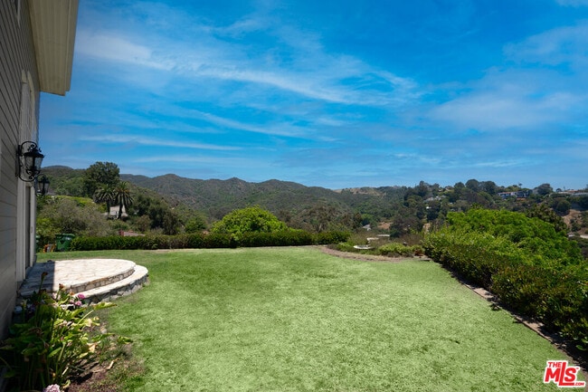 Building Photo - 1036 El Medio Ave