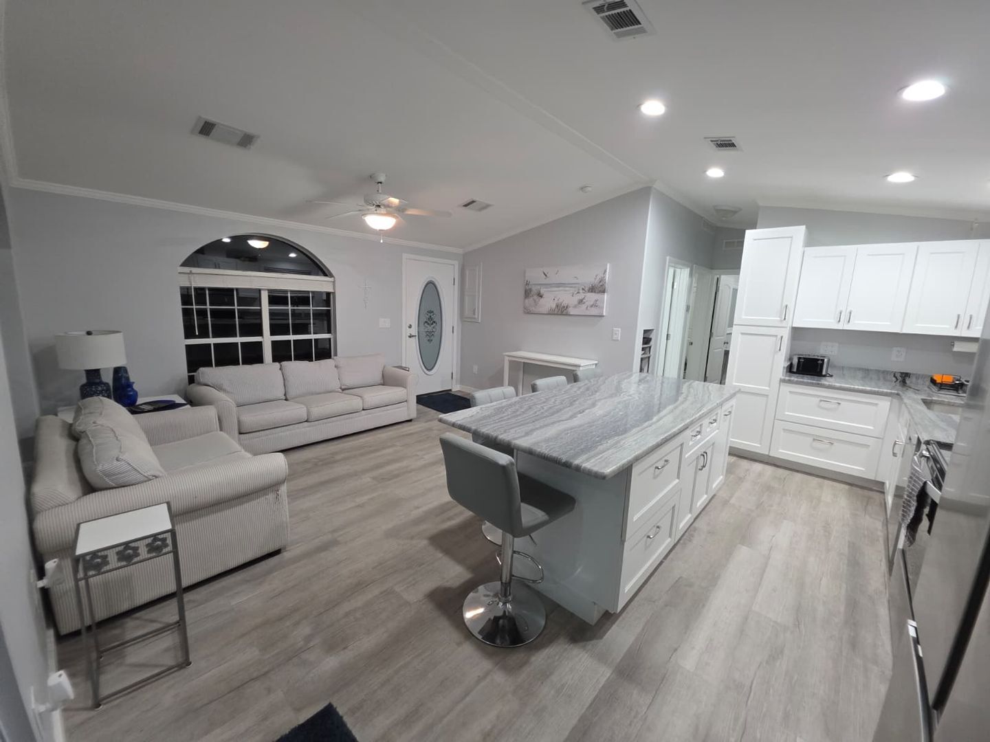 Building Photo - Newly Remodeled / Furnished 2 Bedroom / 2 Bathroom
