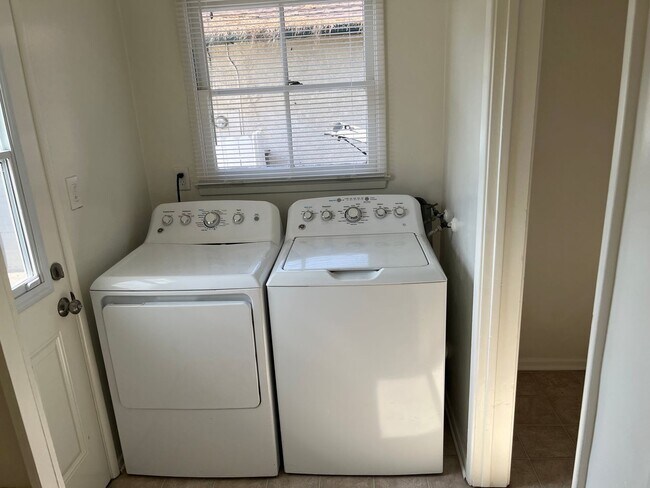 Building Photo - 3 bedroom home in Lakewood now ready to rent!