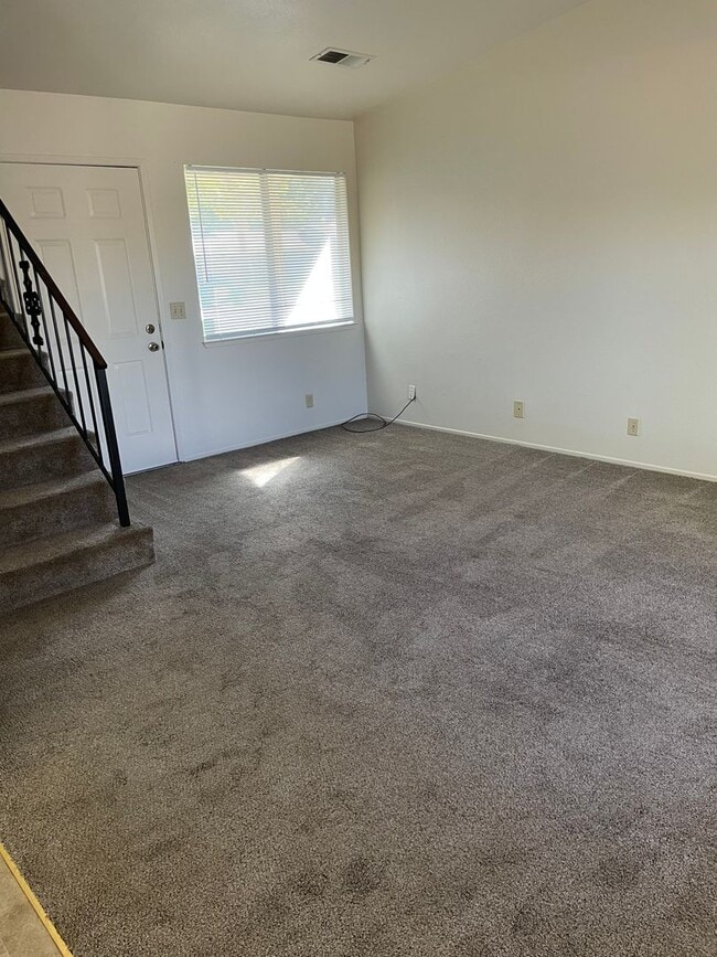 Building Photo - 3 Bedroom 2 Bath available this Summer!