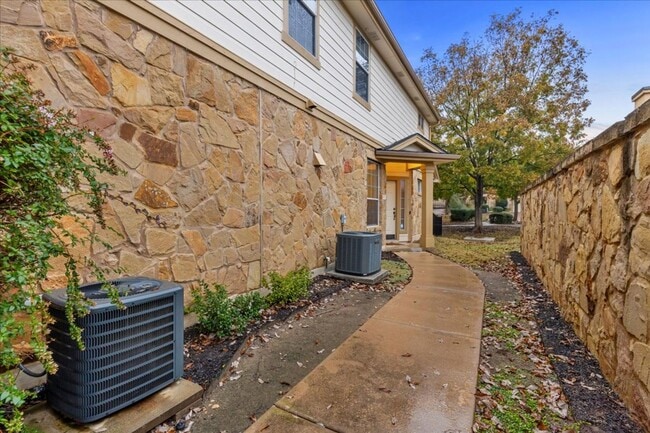 Building Photo - 16100 S Great Oaks Dr