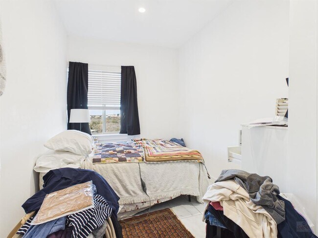 Building Photo - 1010 W 26th St