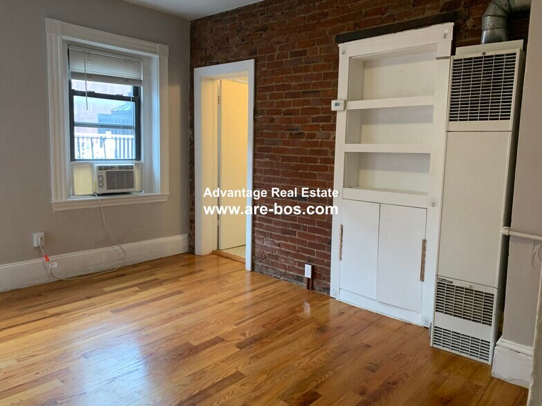 Primary Photo - 10 Wiget St