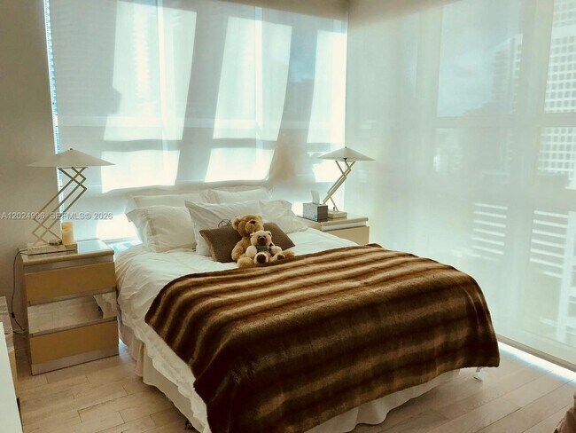 Building Photo - 950 Brickell Bay Dr