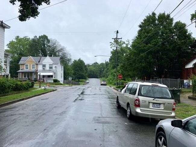 Building Photo - 2 bed house w Laundry, All electric, central HVAC, fenced yard, hardwoods