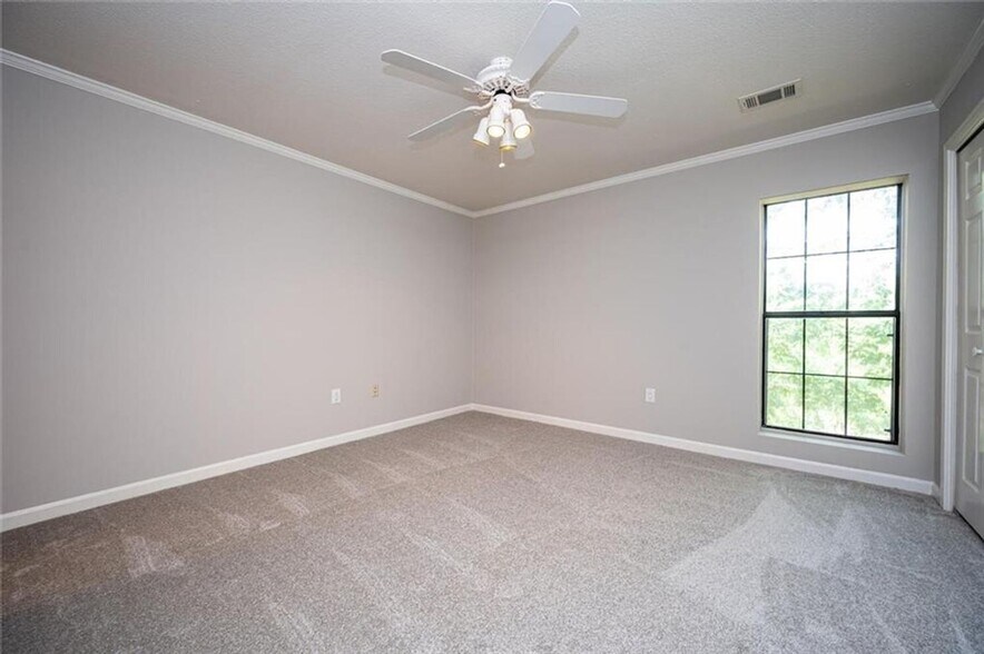 Building Photo - 26202 Plantation Dr NE