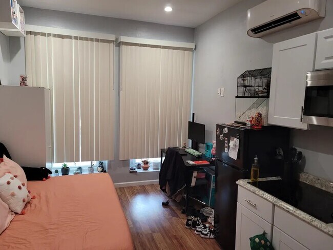 Building Photo - The Adams Apartments