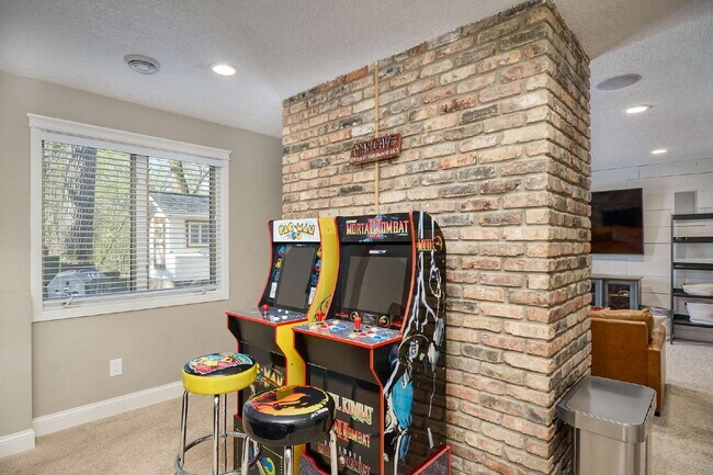 Building Photo - 1832 Essex Rd