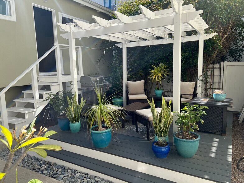 Gazebo - 323 31st Pl