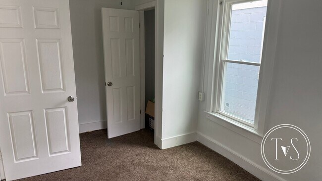 Building Photo - MOVE IN SPECIAL: $1000 OFF 1st MONTH'S RENT** and RATE DROP ALERT (was $1600/month)!