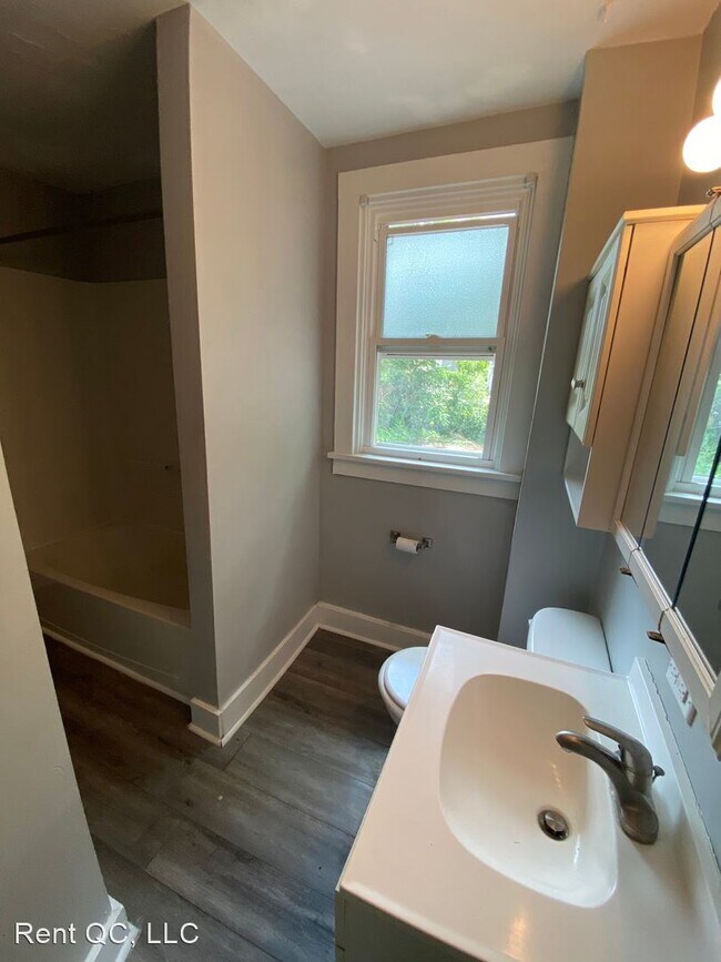 Building Photo - 5 br, 1.5 bath House - 207 E Locust Street