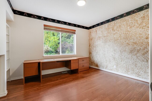 Building Photo - Beautiful 4 Bed, 3 Bath Rental Home in Bea...