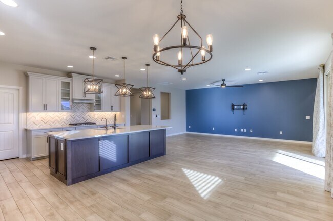 Building Photo - Very Special Oro Valley Home with Pool and Mountain Views!