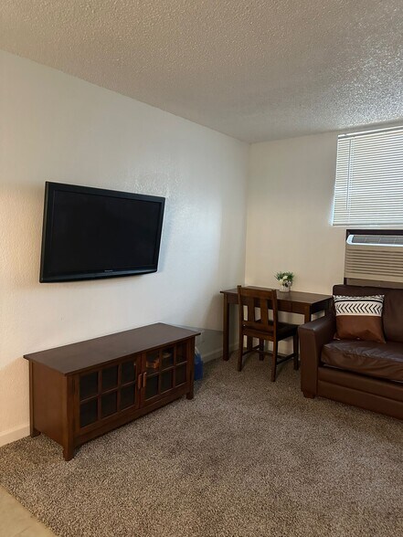 Building Photo - 2410 Rio Dr