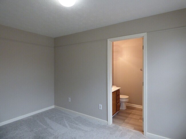 Building Photo - 338 E Oak St
