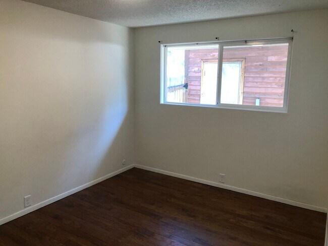 Building Photo - 3 bedroom 1 bath house in Eugene!