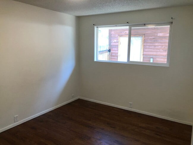 Building Photo - 3 bedroom 1 bath house in Eugene! MOVE IN SPECIAL!