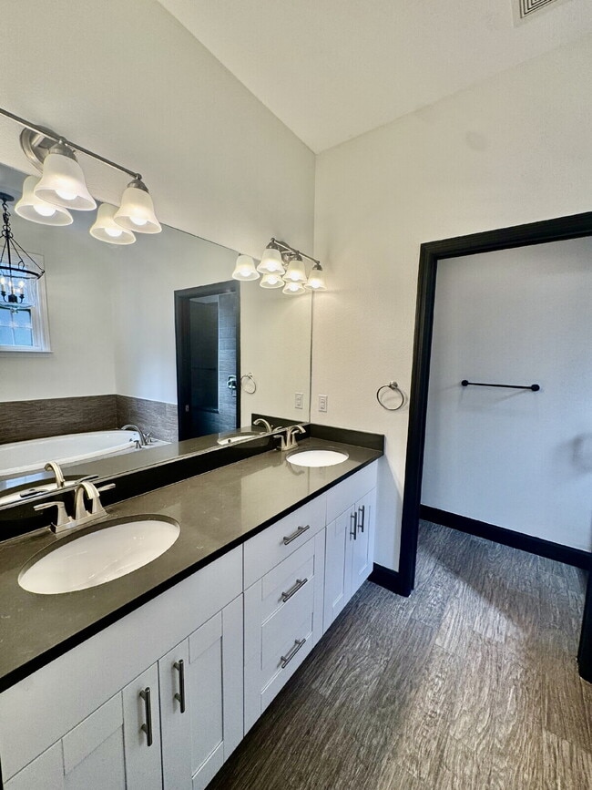 Building Photo - 331 N Trask St