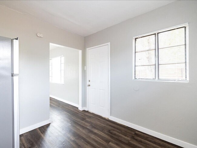 Building Photo - 2 Bedroom 1 Bathroom with Enclosed Backyard!