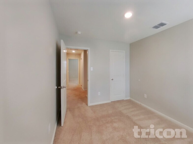 Building Photo - 12045 Latour Vly