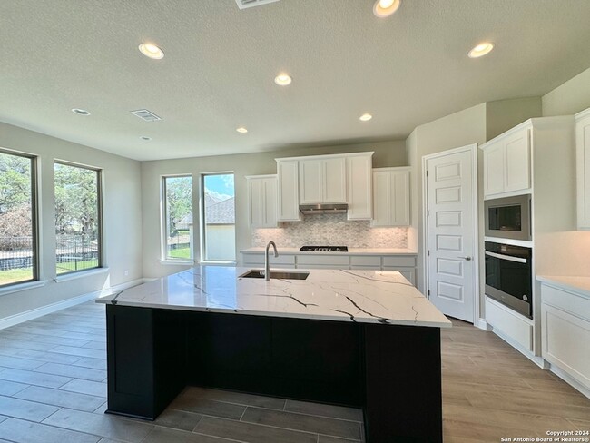 Building Photo - 211 Corazon