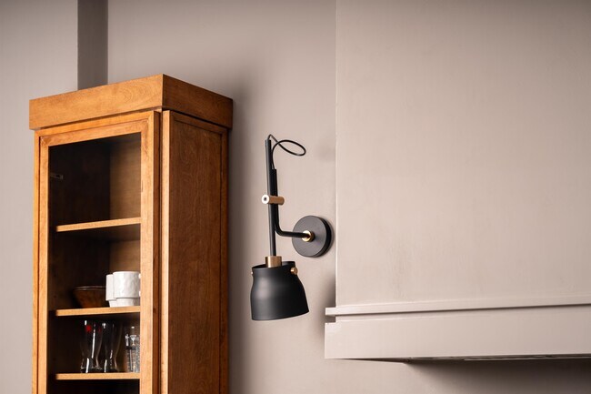 Building Photo - 612 W 8th Ave