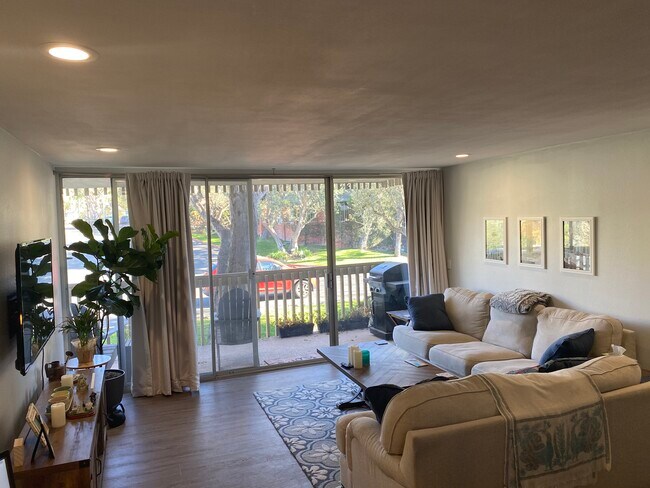 Building Photo - 6542 Ocean Crest Dr