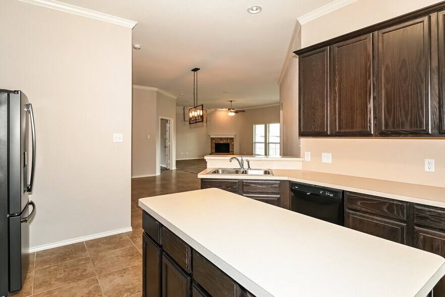 Building Photo - 811 Fran St