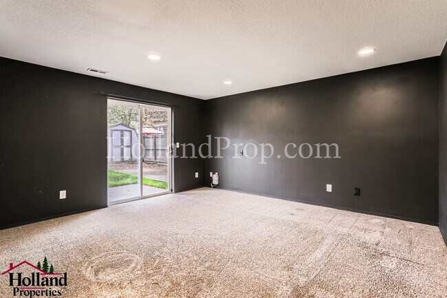 Building Photo - Wonderful 3 Bedroom Hillsboro Home!