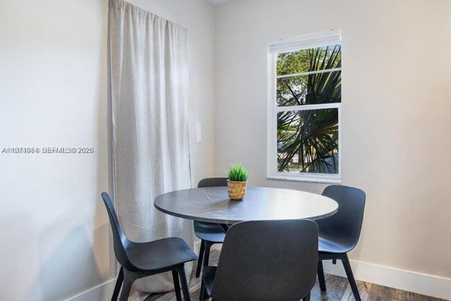 Building Photo - 505 SE 20th St