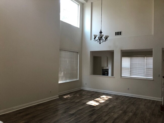 Building Photo - Well Maintained Stoneridge West Village Home!