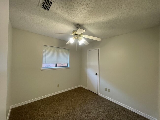 Building Photo - Brookhaven Estates Stockwell Area! Move In...