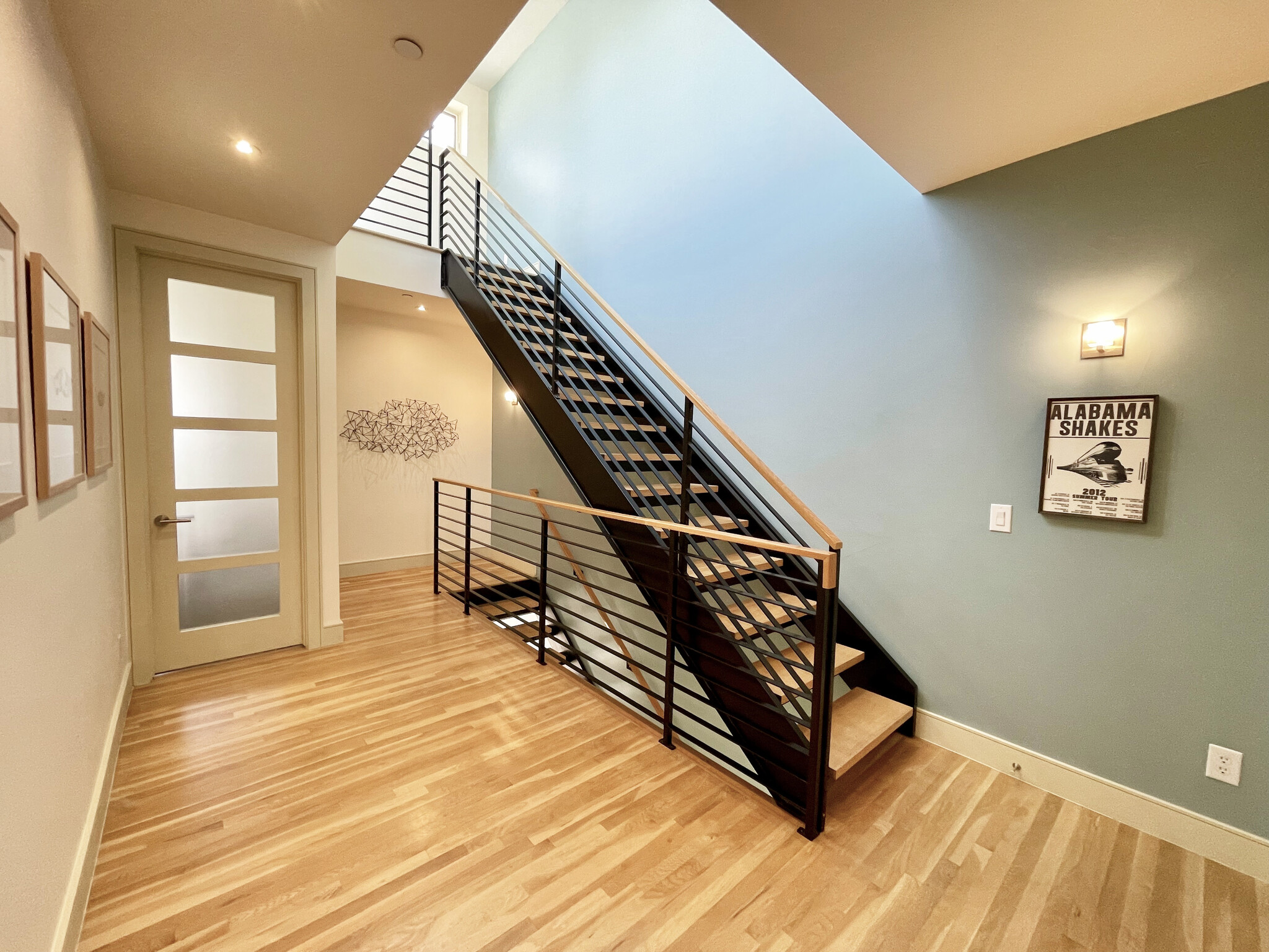 upper level hallway between primary bedroom and 2nd bedroom - 2516 N Washington St