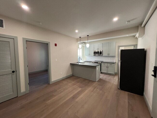 Primary Photo - 160 Seabury St