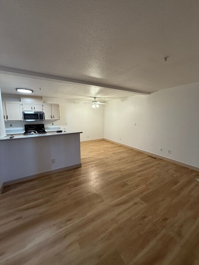 Building Photo - Gated Community with easy west bound 80 access