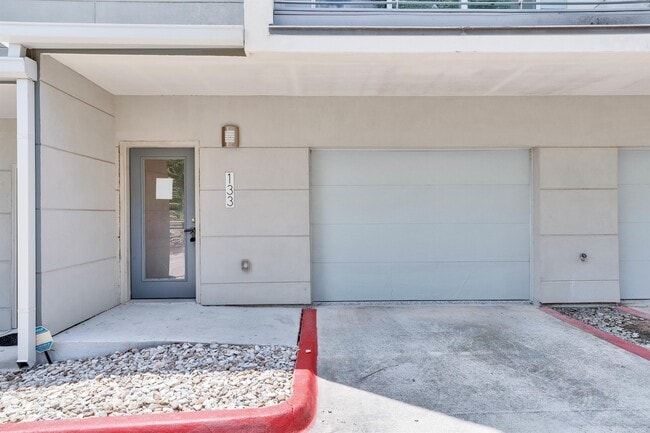 Building Photo - 604 N Bluff Dr