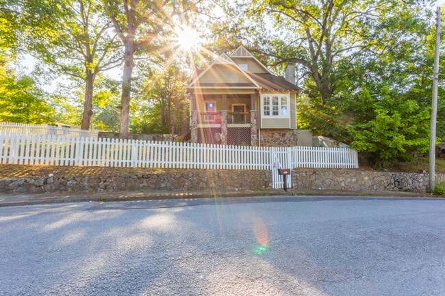 Building Photo - Adorable 3 bedroom home!