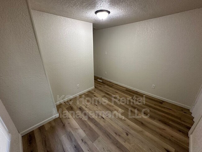 Building Photo - 3203 E 26th Terrace