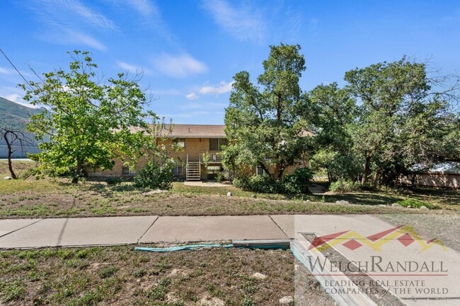 Building Photo - Elegant Layton Home Offering Space, Style,...