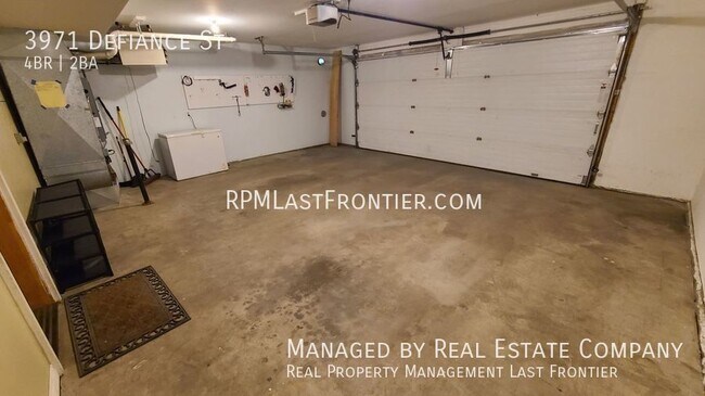 Building Photo - Gorgeous 4 Bedroom and 2 Bath Home w/ Fenc...