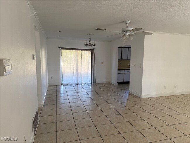 Building Photo - 904 Hudson Ave