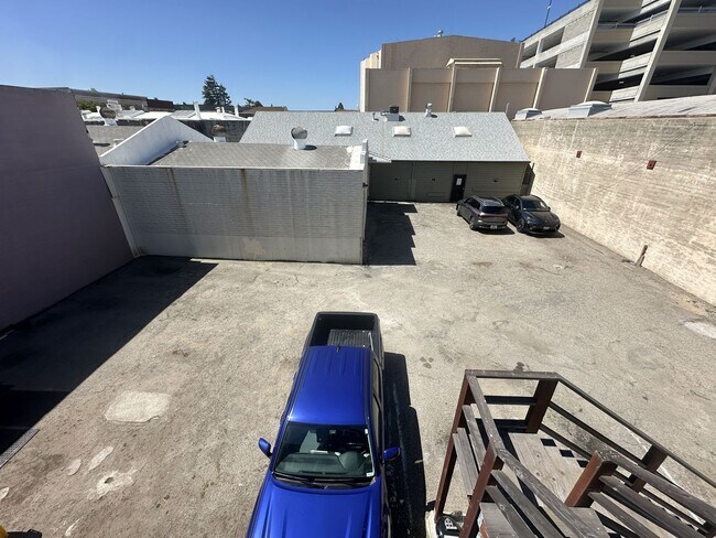 Building Photo - 2318 Santa Clara Ave
