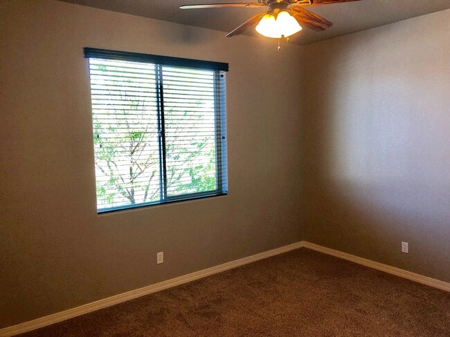 Building Photo - Spacious 4 Bedroom in Southern Vista Estates!