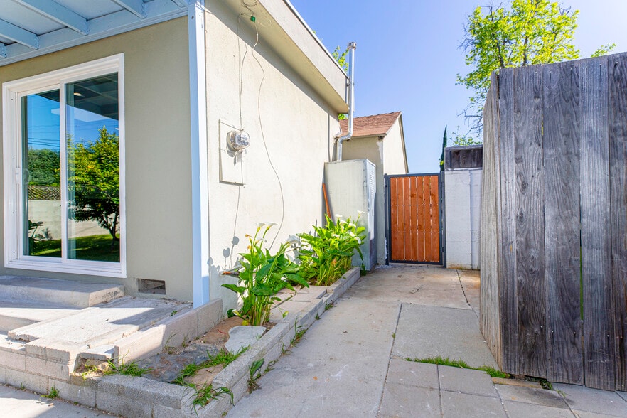 Building Photo - 17425 Emelita St