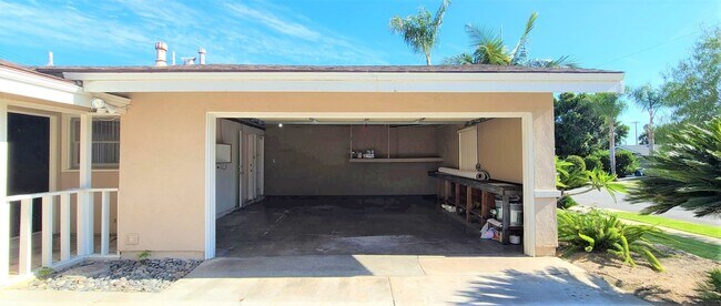 Building Photo - Single Family Home - 4 Bedrooms + 2 Baths....