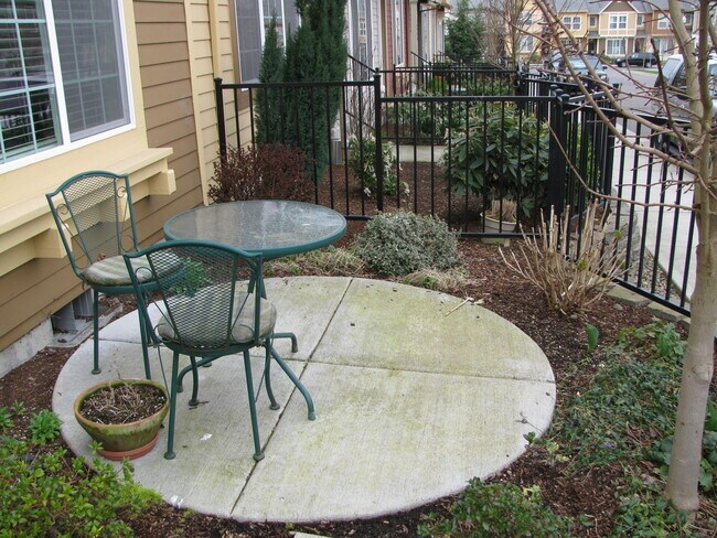 Building Photo - 1652 NW Shadow Hills Lane ~ Excellent Beth...